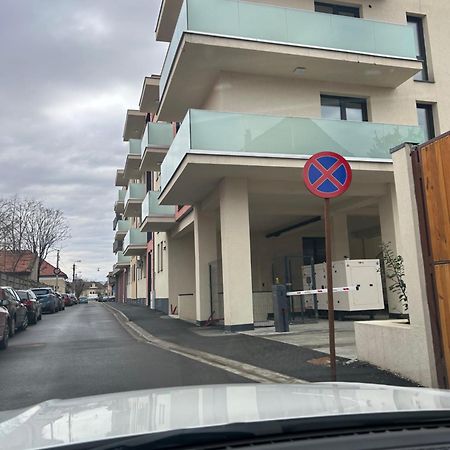 Becca'S Downtown Apartment With Private Parking Oradea Bagian luar foto