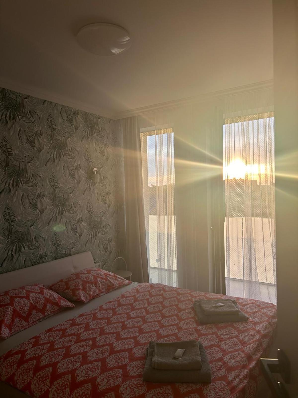 Becca'S Downtown Apartment With Private Parking Oradea Bagian luar foto