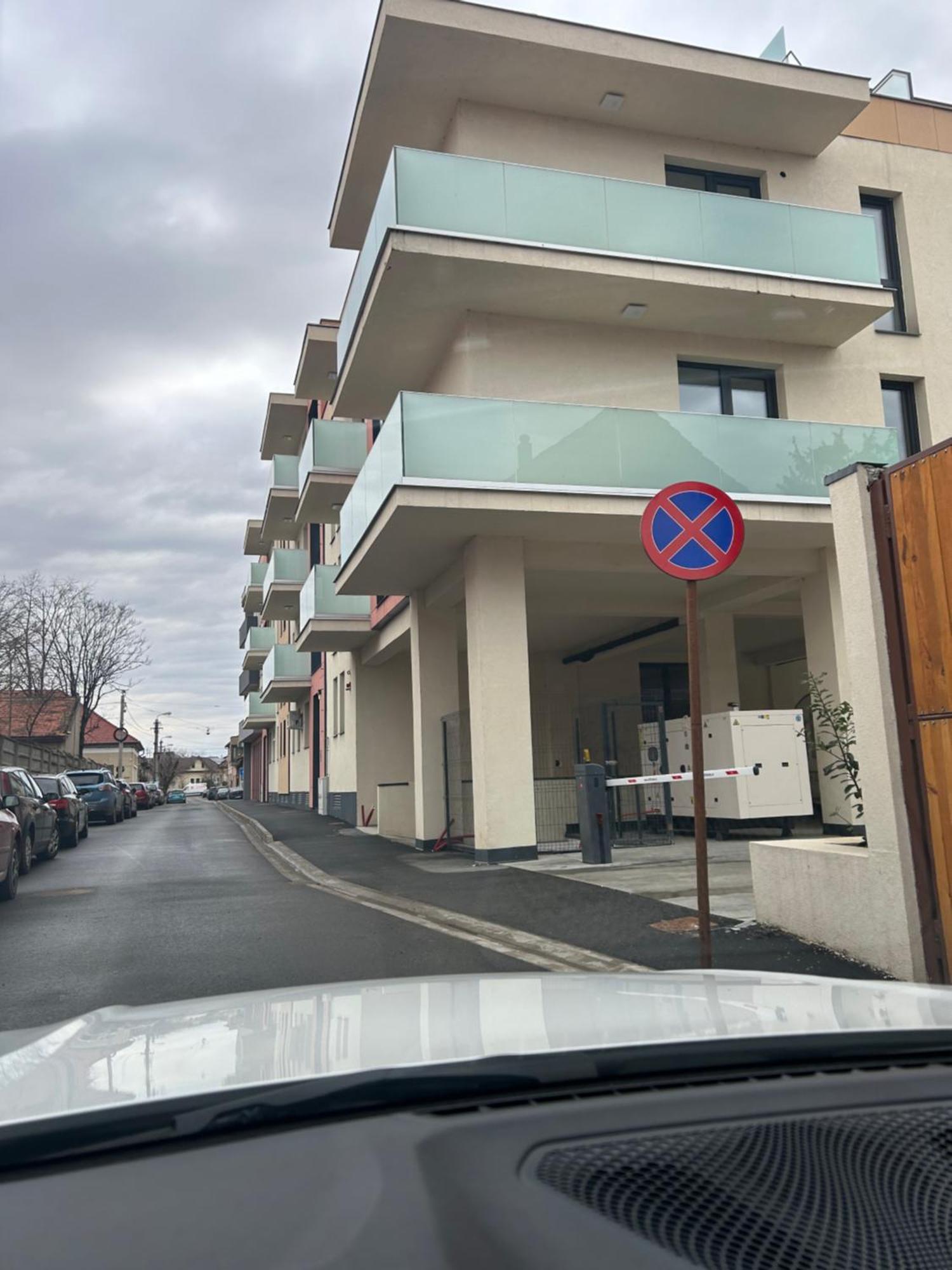 Becca'S Downtown Apartment With Private Parking Oradea Bagian luar foto