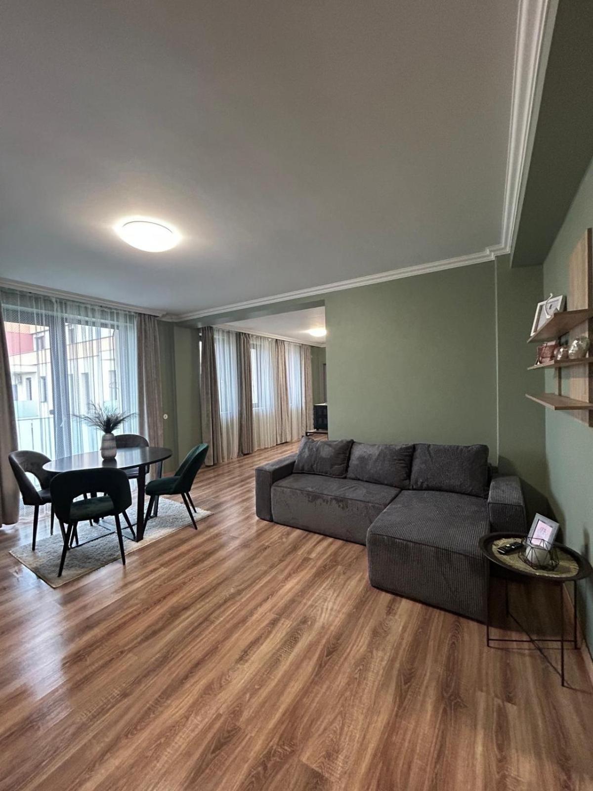 Becca'S Downtown Apartment With Private Parking Oradea Bagian luar foto